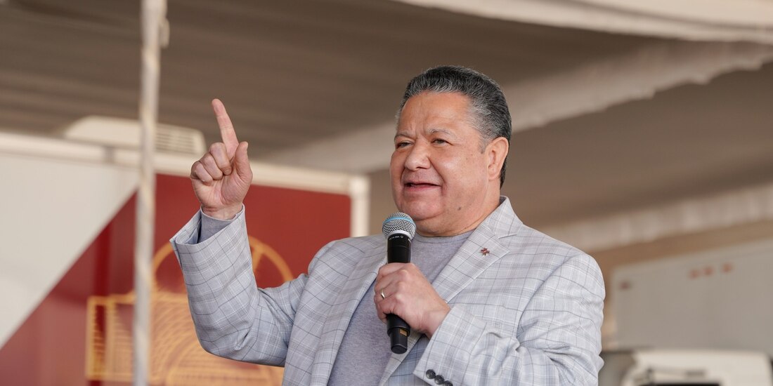 El Gobernador de Hidalgo Julio Menchaca.