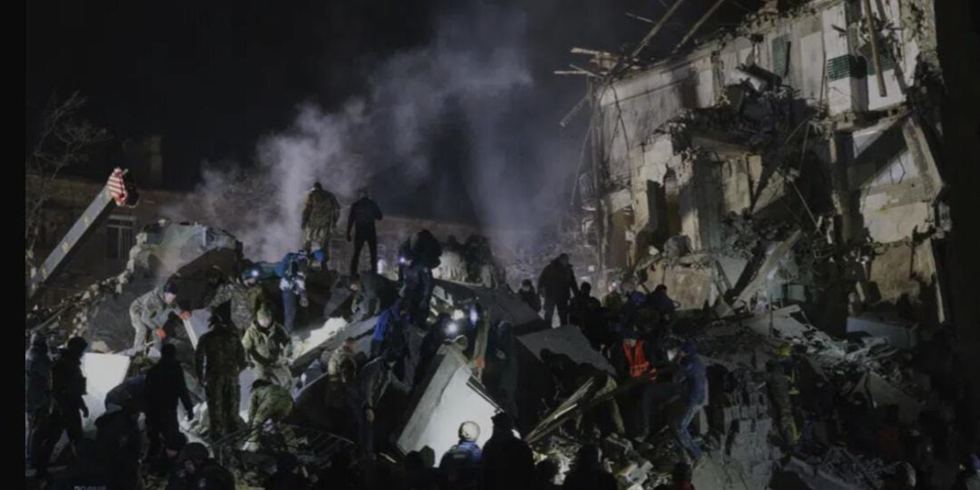 Trabajadores de emergencias y vecinos retiran escombros tras el impacto de un cohete ruso contra un edificio de apartamentos en Kramatorsk, Ucrania.