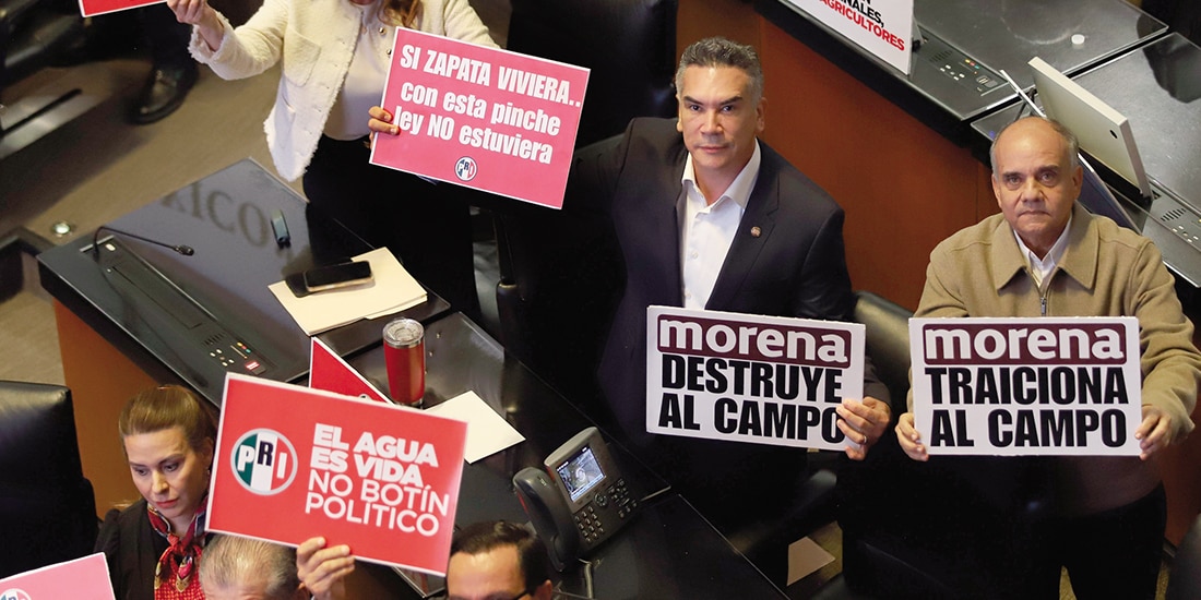 Senadores del PRI muestran cartulinas en rechazo a la propuesta de la Ley General de Aguas, ayer.