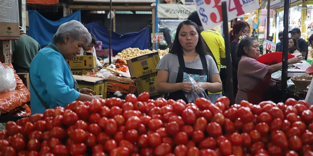 En la imagen, un puesto donde se venden jitomates