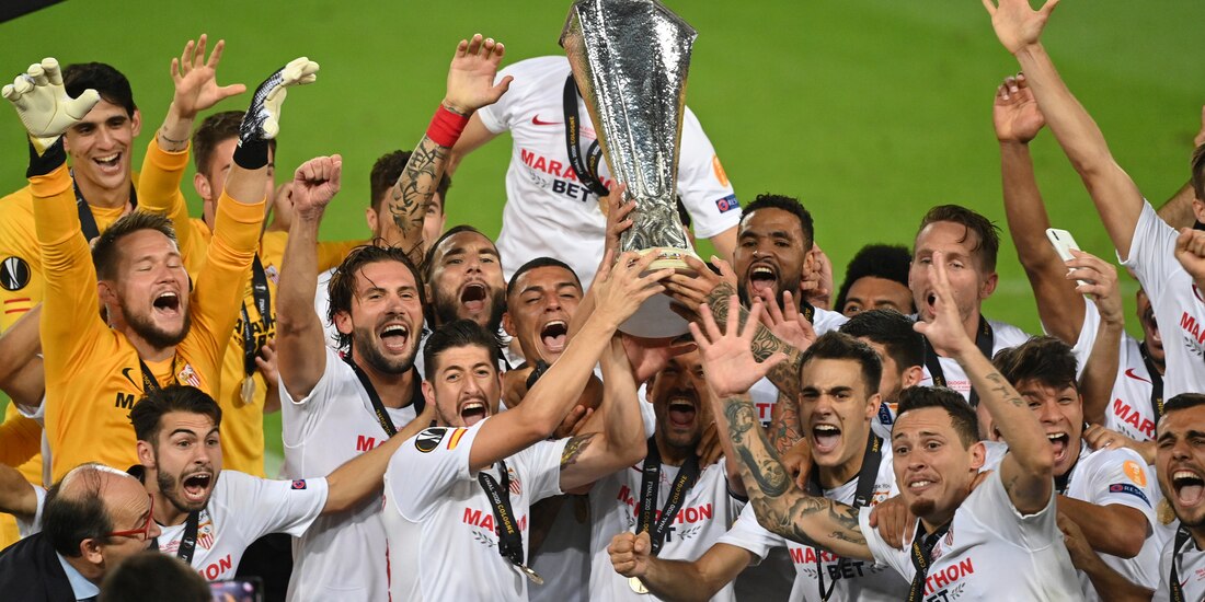 Los futbolistas del Sevilla festejan con el trofeo de la Europa League después de su victoria sobre el Inter de Milán.