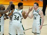 Integrantes de los Bucks festejan una anotación sobre los Suns en el Juego 5 de las Finales de la NBA.