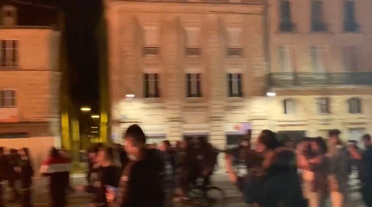 Los manifestantes quemaron la basura acumulada durante casi una semana.