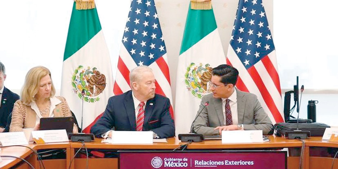 EL EMBAJADOR Ronald Johnson y el subsecretario Roberto Velasco, en la reunión, el pasado 11 de diciembre.