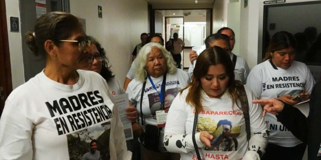 Madres buscadoras de diferentes colectivos asistieron al Senado de la República, ayer.