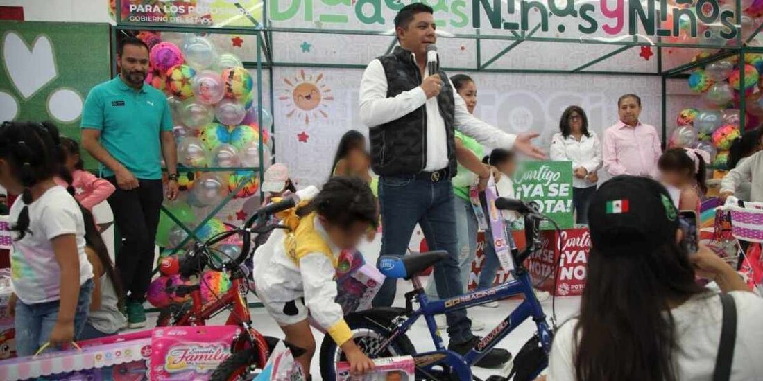 Ricardo Gallardo entrega obsequios a niñas y niños de San Luis Potosí.