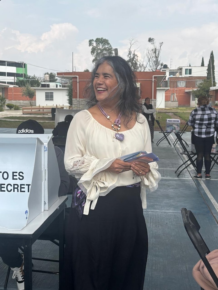 Zarza Delgado acude a la urna y destaca la importancia del voto popular en la justicia.