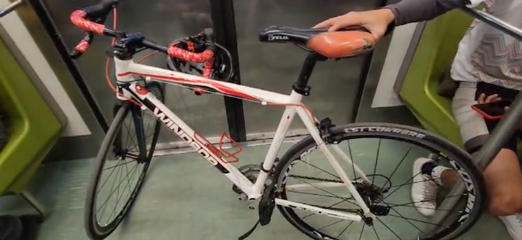 Los usuarios deben empacar bicicletas y patinetas de forma obligatoria antes de entrar a los andenes.