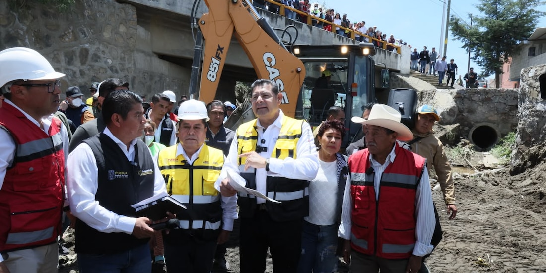 Gobernador Alejandro Armenta durante recorrido en Ciudad Serdán.