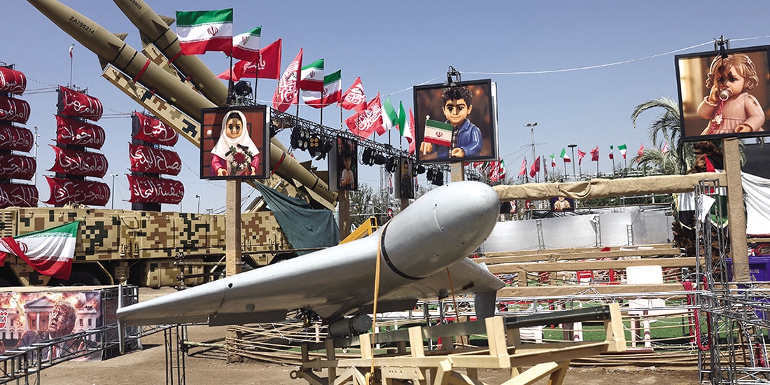 Un dron y un sistema de misiles iraníes se exhiben en la Plaza Azadi en Teherán, ayer.