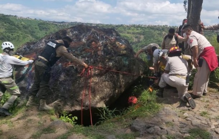 La mujer cayó en un agujero de 25 metros de profundidad de la barranca y sobrevivió una noche ahí