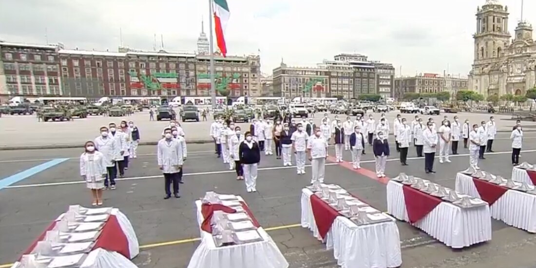 Entrega de condecoración a médicos