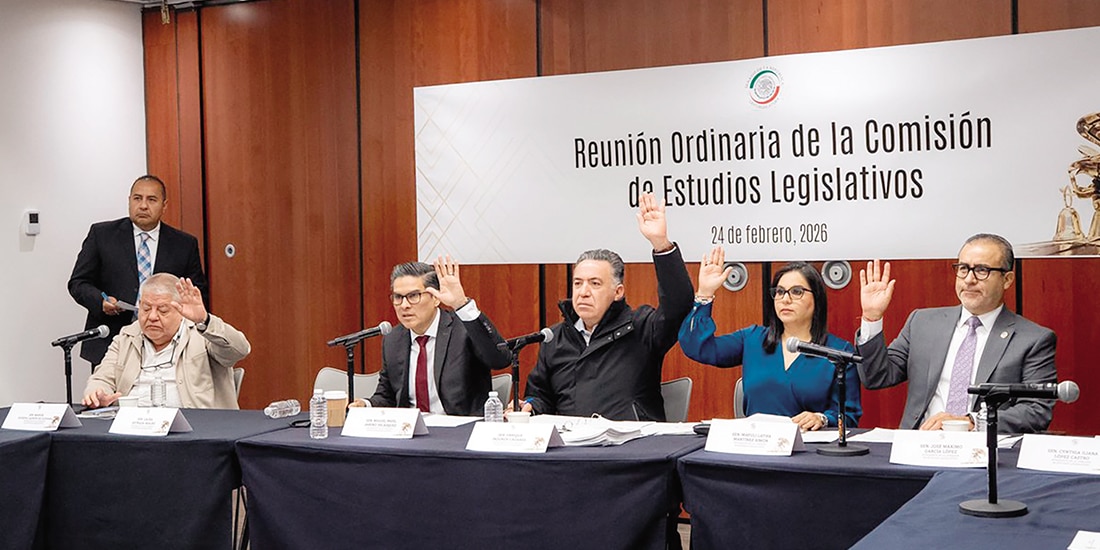 Enrique Inzunza (c.), al presidir una sesión de comisión, en imagen de archivo.