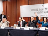 Enrique Inzunza (c.), al presidir una sesión de comisión, en imagen de archivo.