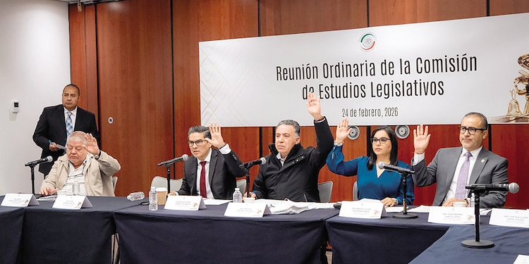 Enrique Inzunza (c.), al presidir una sesión de comisión, en imagen de archivo.