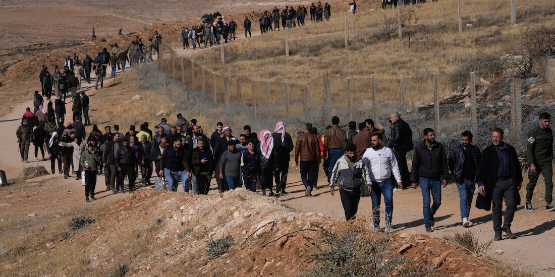 Cientos de Residentes sirios caminan hacia la prisión Sednaya, cerca de Damasco y conocida como “matadero humano”, ayer, para ver si sus familiares sobrevivieron a las atrocidades del régimen de Bashar al Assad.