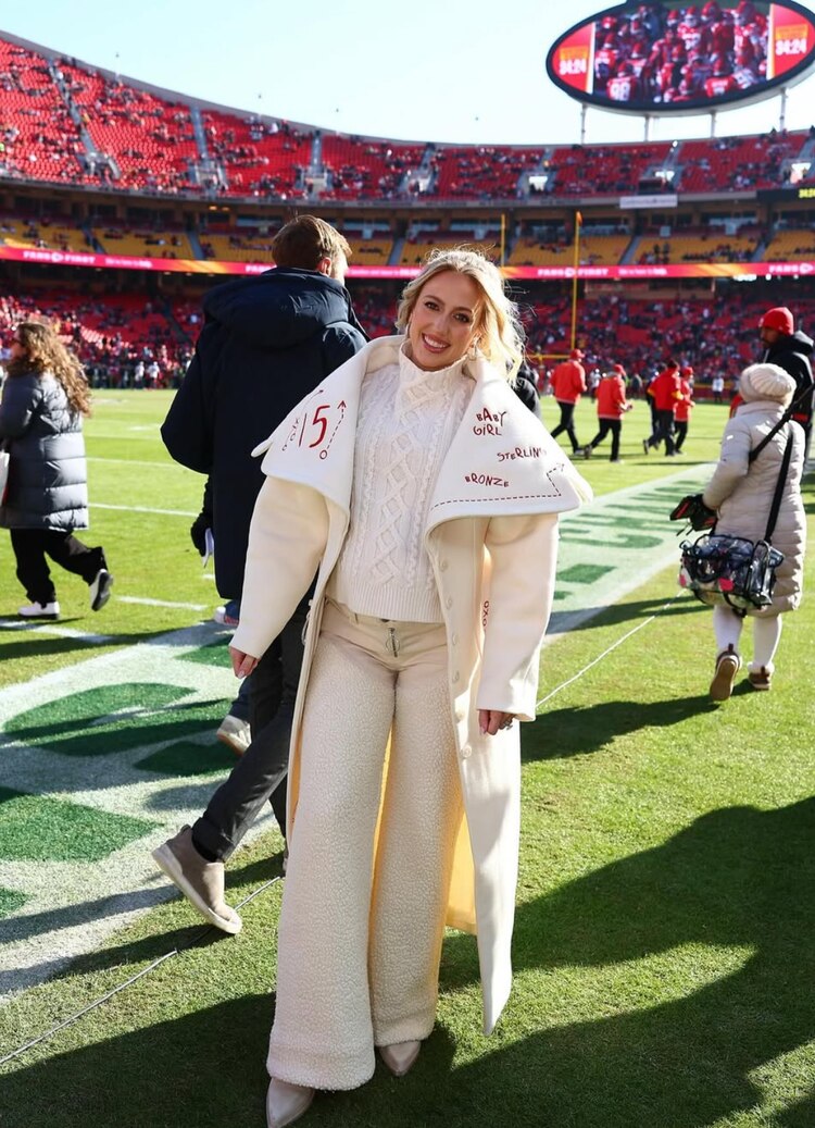 Brittany Mahomes luce increíble gabardina en honor a su familia