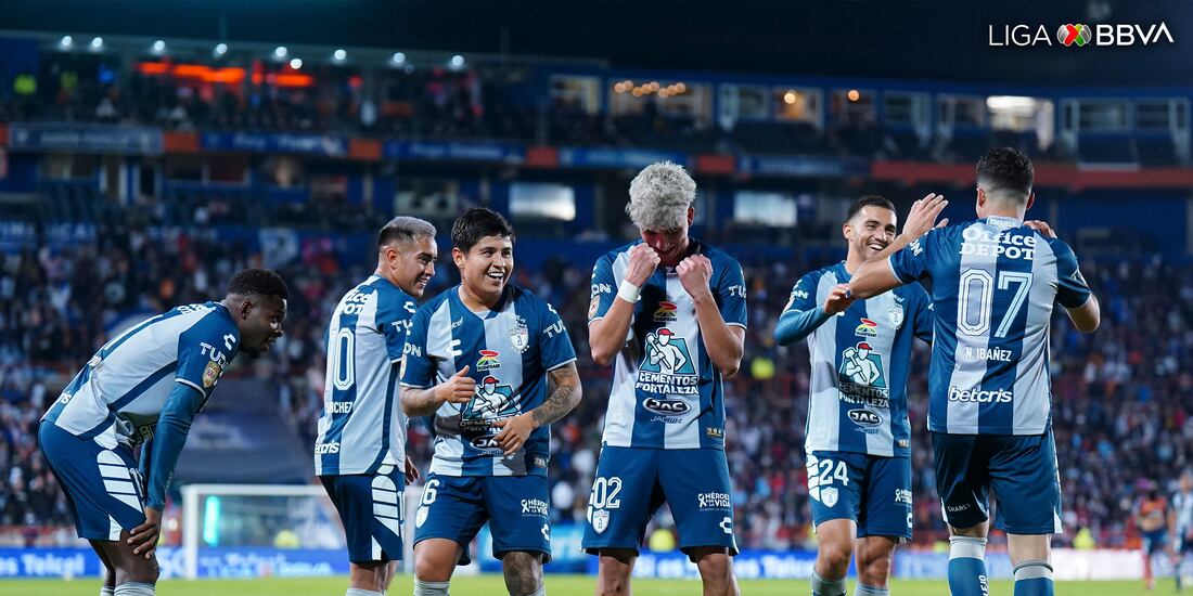 Jugadores de Pachuca celebran uno de sus goles ante Puebla en la J1 del Clausura 2023.