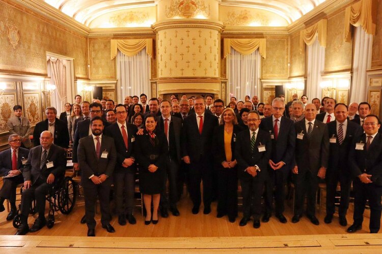 El canciller Marcelo Ebrard (centro), durante una reunión con 52 cónsules de México en EU, donde se abordaron propuestas para la campaña binacional contra el fentanilo, el lunes.