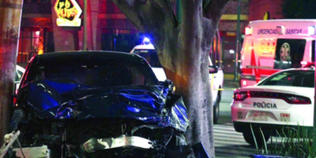 Un automovilista, en estado de ebriedad, tras chocar contra un árbol, en septiembre de 2020.