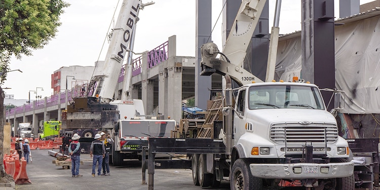 Trabajadores operan a marchas forzadas para cumplir con los tiempos para la inauguración de la Calzada Flotante en Tlalpan, el próximo 31 de mayo.