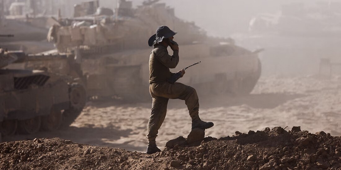 Un integrante del ejército israelí observa, luego de un ataque, ayer.