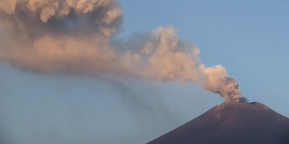 El volcán Popocatépetl continúa con constantes emisiones de ceniza.