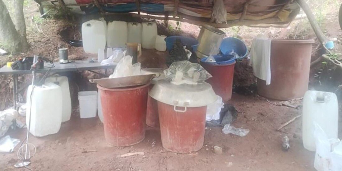 En Culiacán, aseguran 4 áreas de concentración con materiales para la elaboración de metanfetaminas.