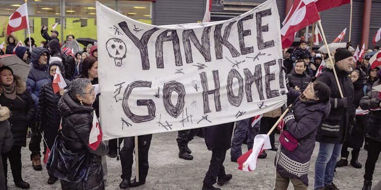 Gente asiste a una protesta pidiendo que se le permita determinar su propio futuro, en Nuuk, el 17 de enero.