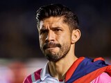 Oribe Peralta durante un partido con Chivas en la Liga MX.