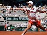 Novak Djokovic, ayer, en una jugada en el partido de Roland Garros.