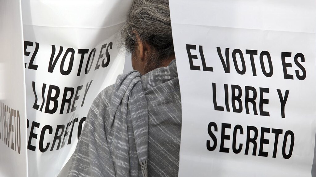 Foto de una persona de la tercera edad votando