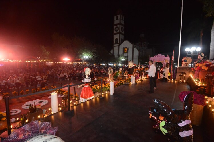 Como parte de las actividades del Día de Muertos, se instaló un altar monumental en el Palacio de Gobierno de Tamaulipas. Foto: Especial