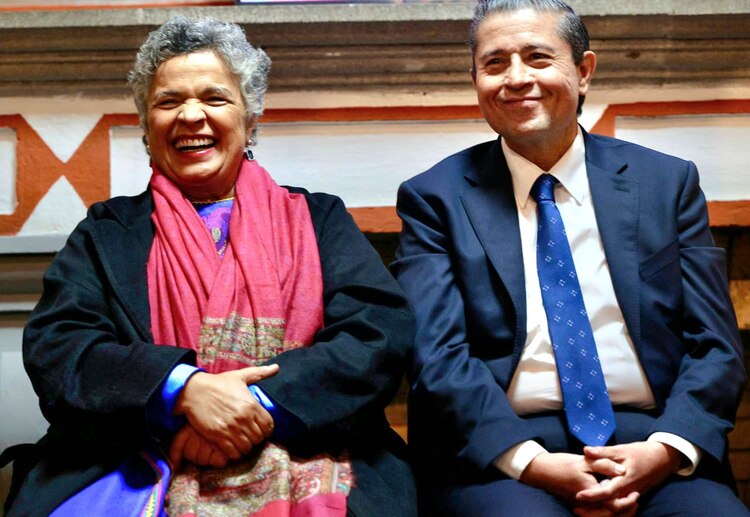 El alcalde Giovani Gutiérrez junto a Beatriz Paredes.