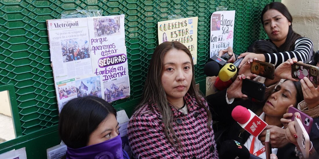 Valeria Martínez y una joven agredida por Diego “N”, ayer, en conferencia.
