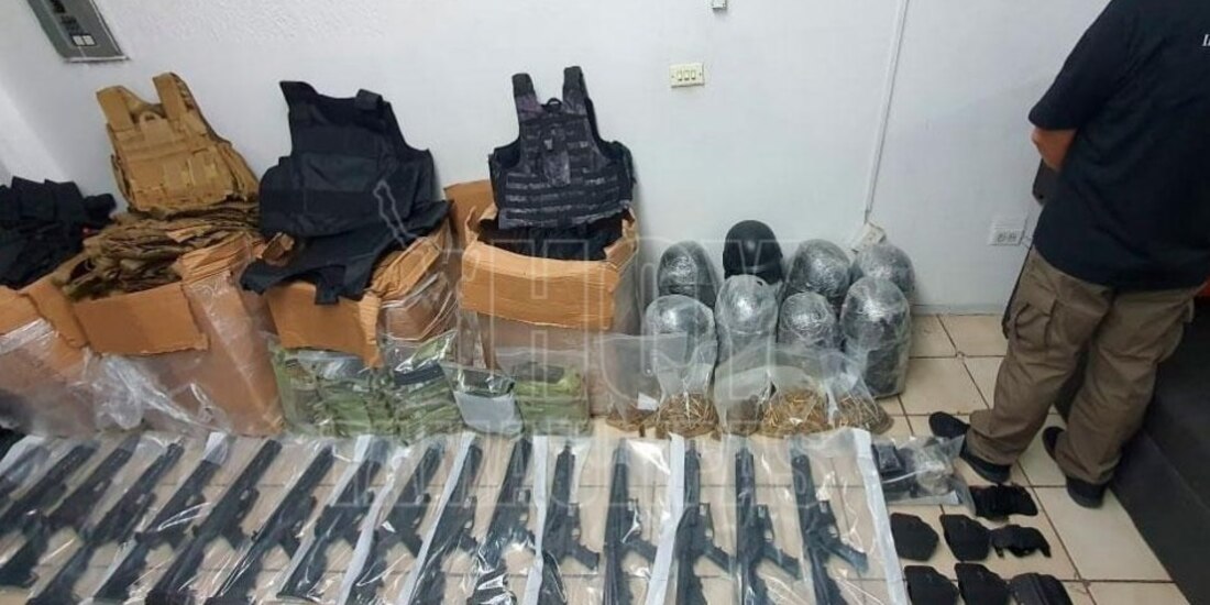 El hombre detenido llevaba armamento táctico. 