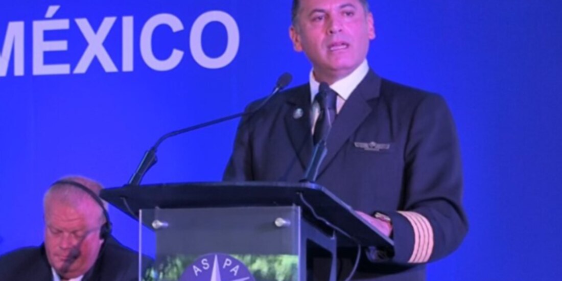 Jesús Ortiz Álvarez, secretario general de la Asociación Sindical de Pilotos Aviadores de México, ayer, en asamblea.