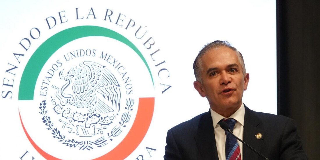 El coordinador del PRD en el Senado, Miguel Ángel Mancera.