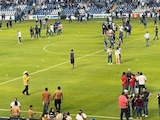 Aficionados ingresaron a la cancha del Corregidora tras los sucesos violentos entre barristas de Querétaro y Atlas durante el juego de la Fecha 9 de la Liga MX.