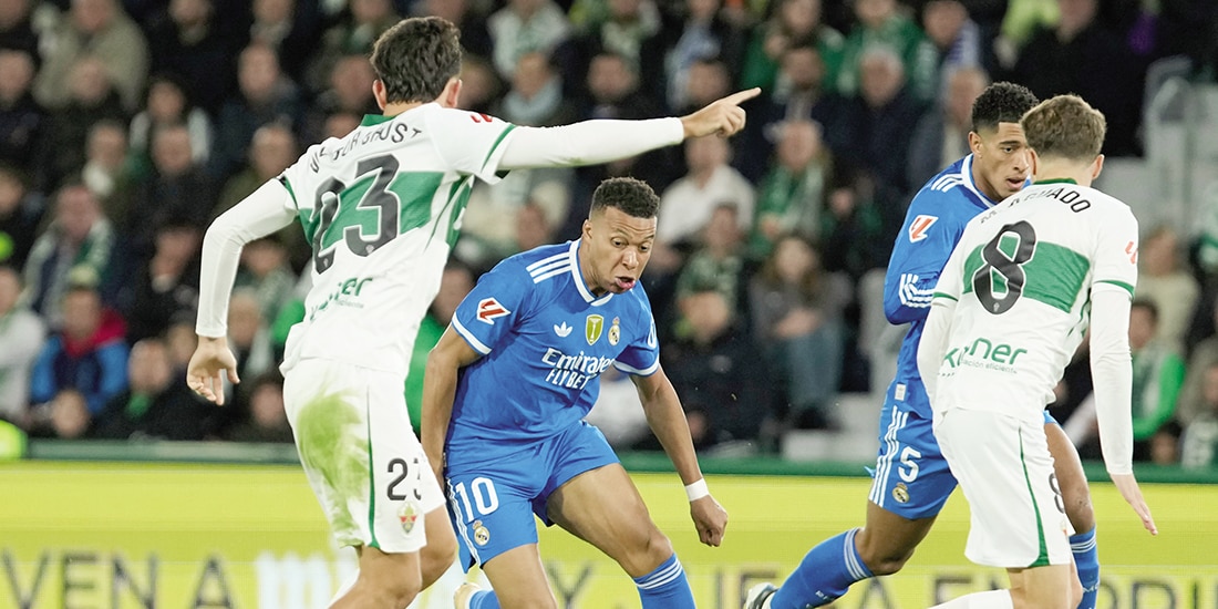 Kylian Mbappé conduce el balón en el empate, ayer, entre el Real Madrid y el Elche.