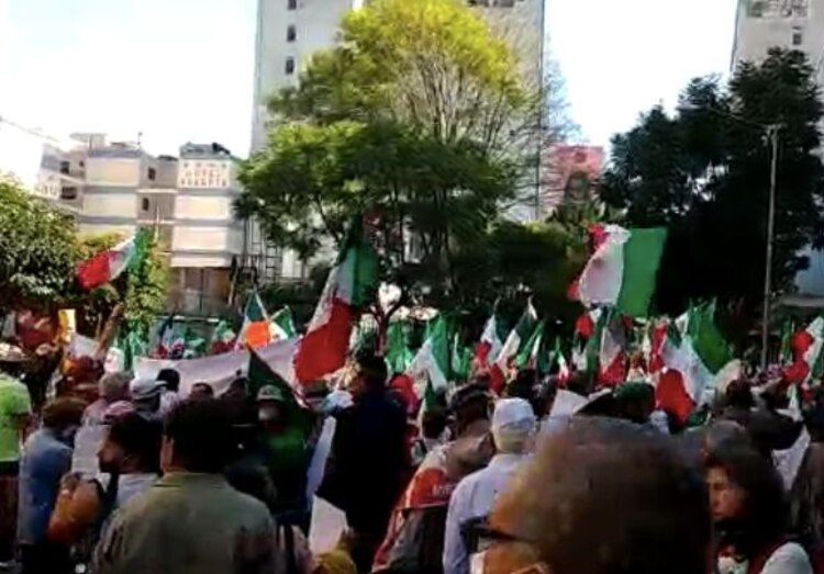 Integrantes de FRENA protestaron afuera de la sede del Senado.