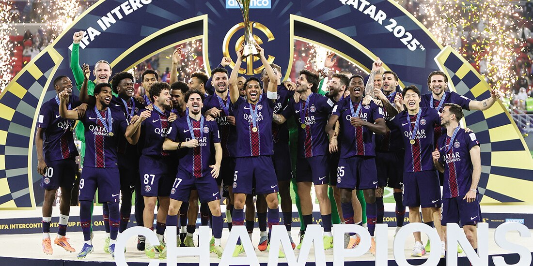 El conjunto parisino levanta el trofeo, ayer, al ganar el torneo.