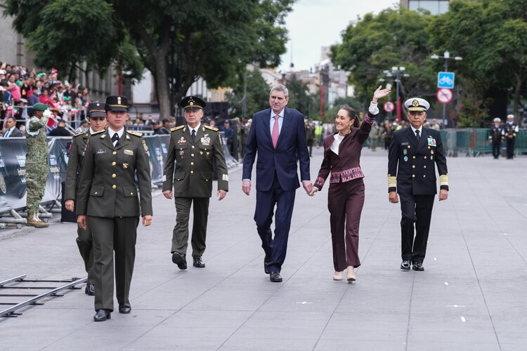 Desfile cívico militar por el 215 aniversario del inicio de la Independencia de México.