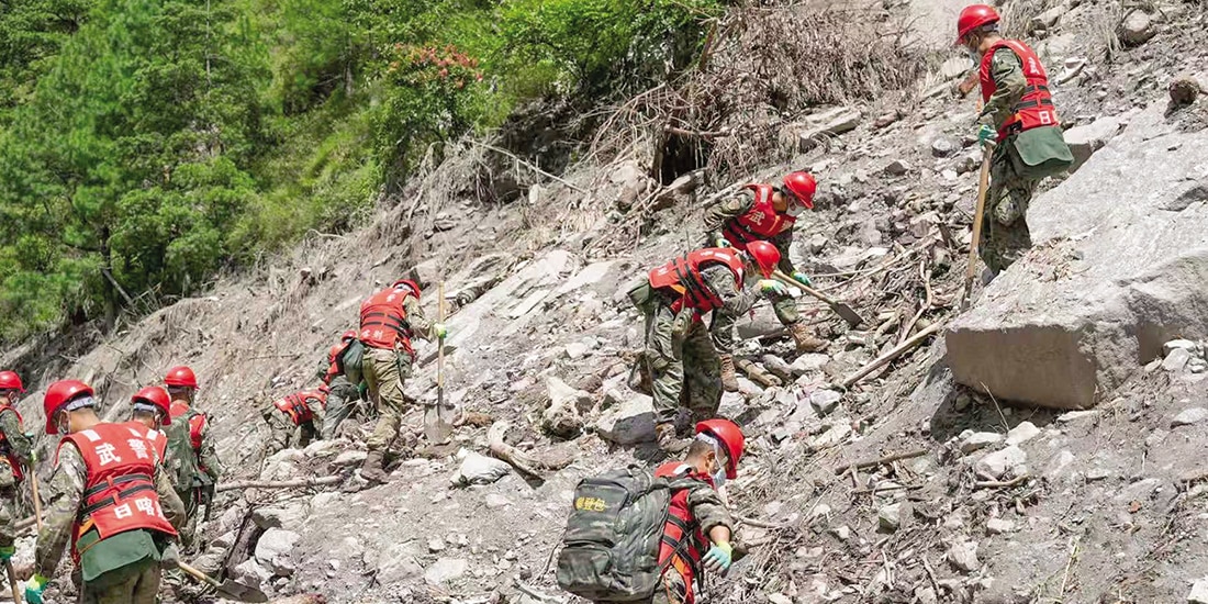 Rescatistas buscan a sobrevivientes en el territorio chino de Xigaze, ayer.