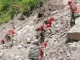 Rescatistas buscan a sobrevivientes en el territorio chino de Xigaze, ayer.