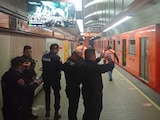 Convoy de Línea 7 del Metro se separo al llegar a la estación Polanco por lo que se desalojaron a usuarios después de reportar un estallido en la estación.