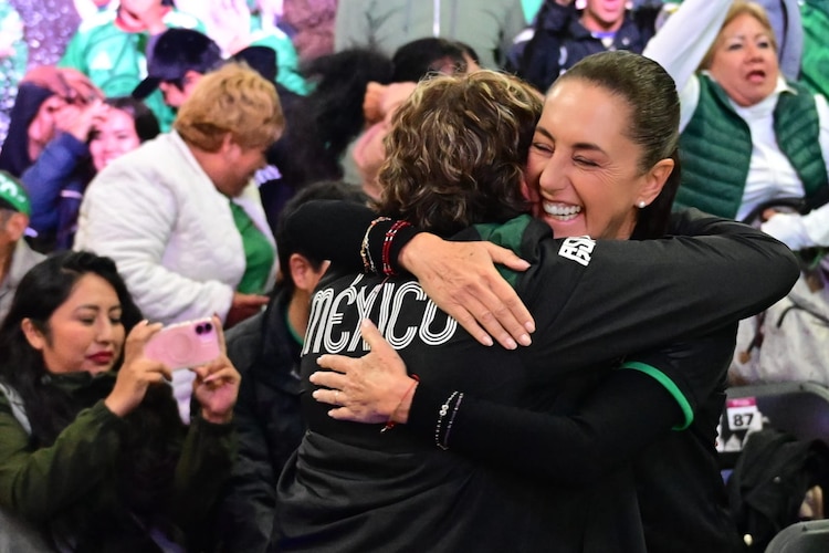 Un abrazo entre la Presidenta Claudia Sheinbaum y la gobernadora Delfina Gómez.