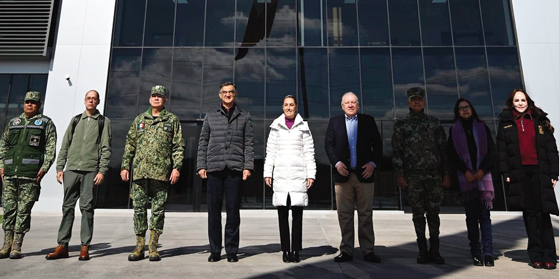 LA PRESIDENTA, ayer, con el gobernador de Tamaulipas, los secretarios de Defensa y Marina y otros funcionarios.
