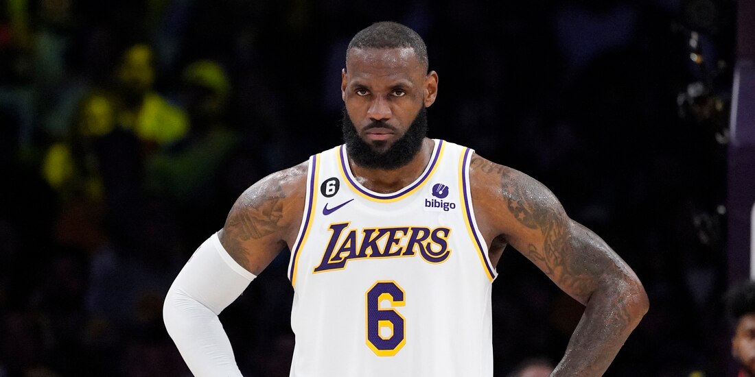 El alero de Los Angeles Lakers, LeBron James, se para en la cancha durante la primera mitad del Juego 3 de una serie de playoffs de la NBA ante los Memphis Grizzlies