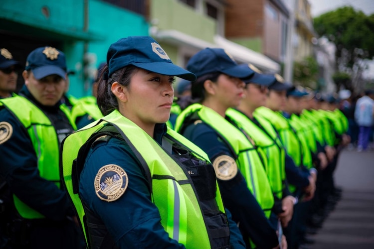 La mandataria capitalina refuerza la seguridad vecinal con patrullajes identificables y contacto directo con la ciudadanía.
